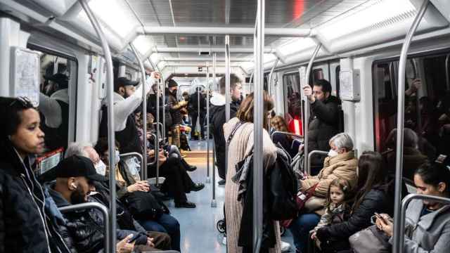 Usuarios del metro de Barcelona