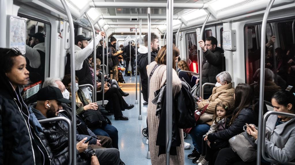 Vagón con gente en el metro de Barcelona