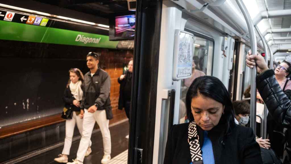 Pasajeros en el metro de Barcelona