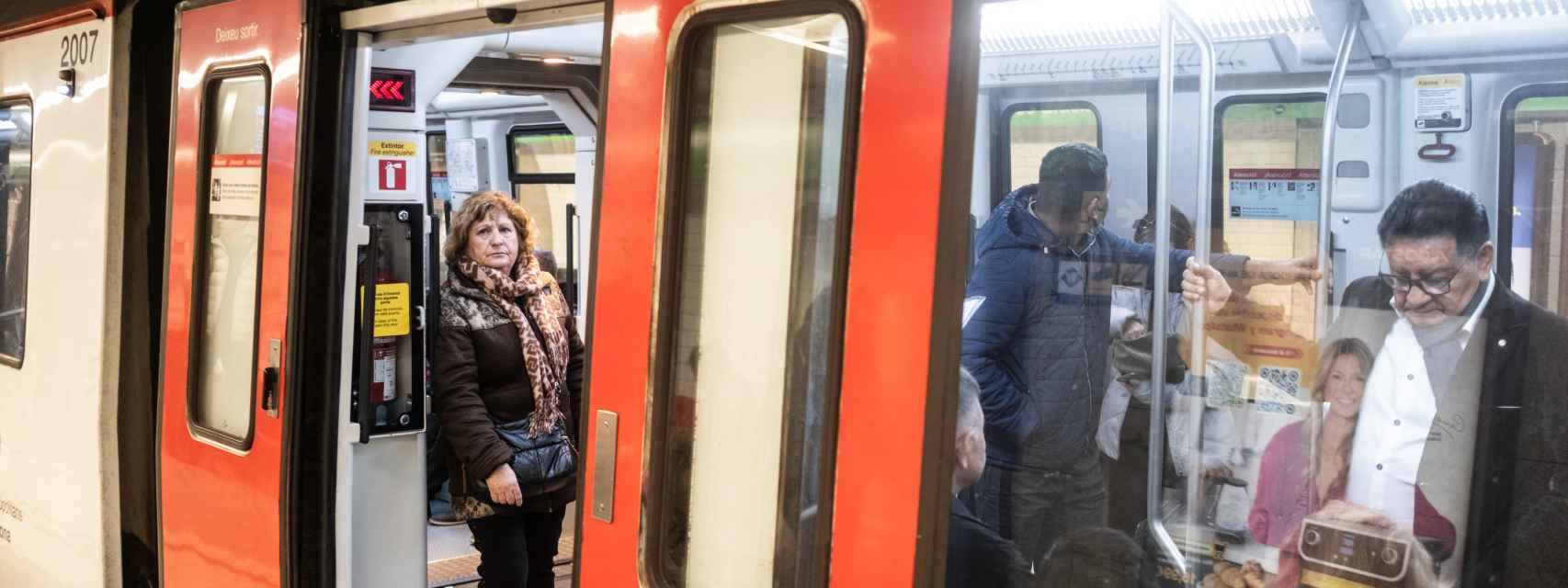 Barcelona renombra simbólicamente 153 estaciones de metro en homenaje a  mujeres por el 8-M - El Periódico