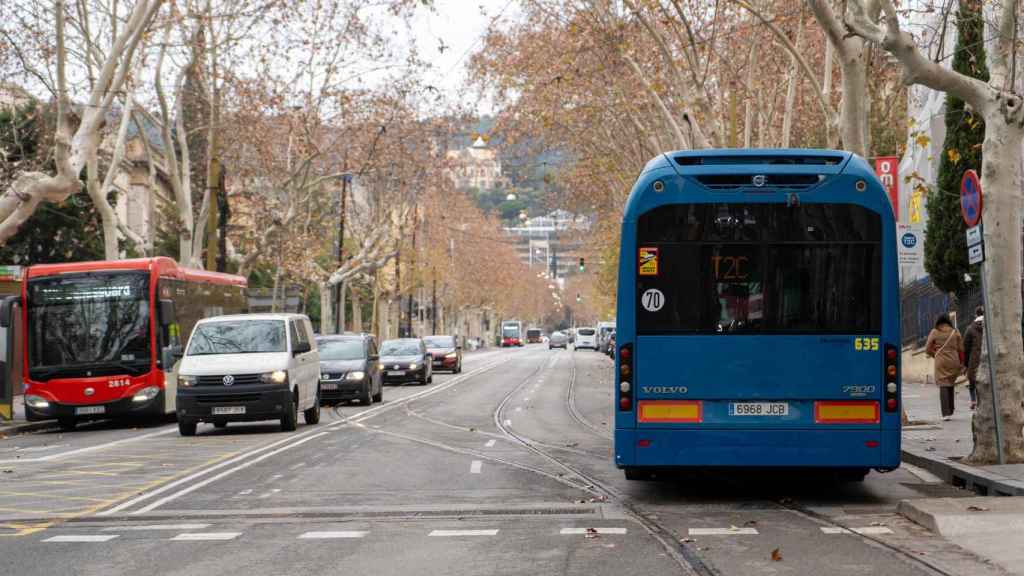 Un autobús circula por la Avenida Tibidabo en una imagen de archivo