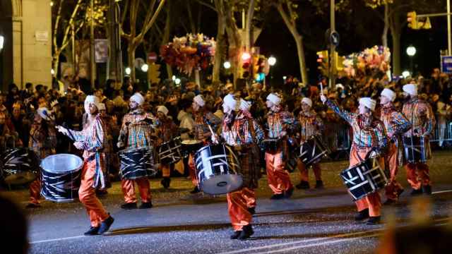 Los pajes bailan en la Cabalgata de Reyes de Barcelona