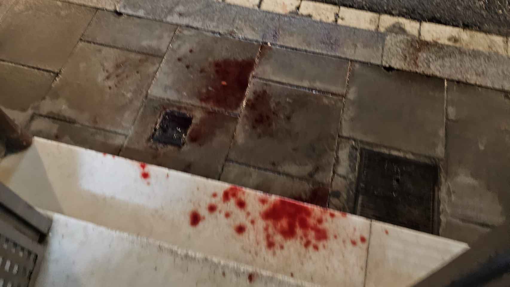 Restos de sangre en el portal de un piso del barrio del Raval, en Barcelona