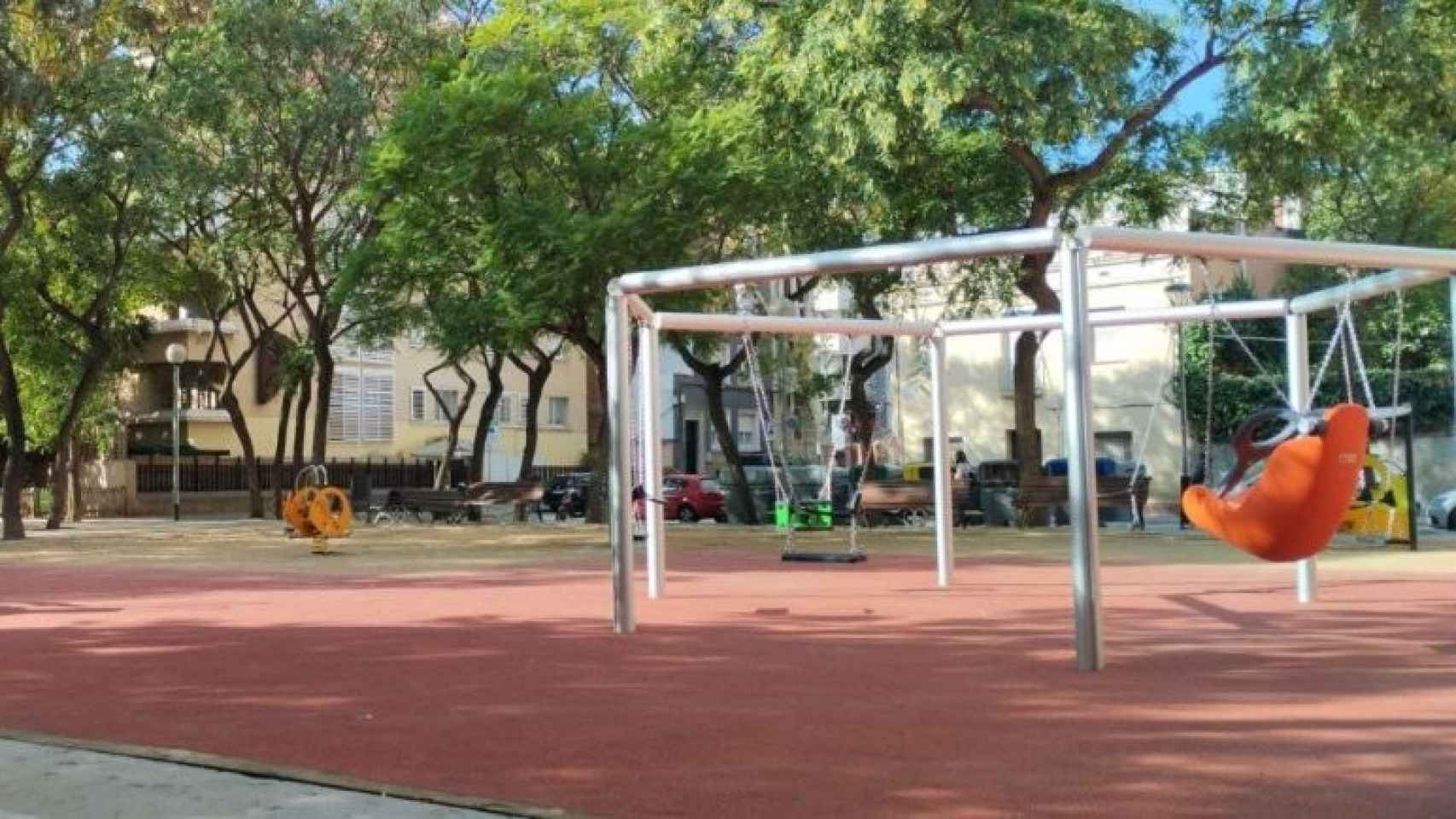 Una de las nuevas áreas de juegos infantiles renovadas en seis distritos de Barcelona