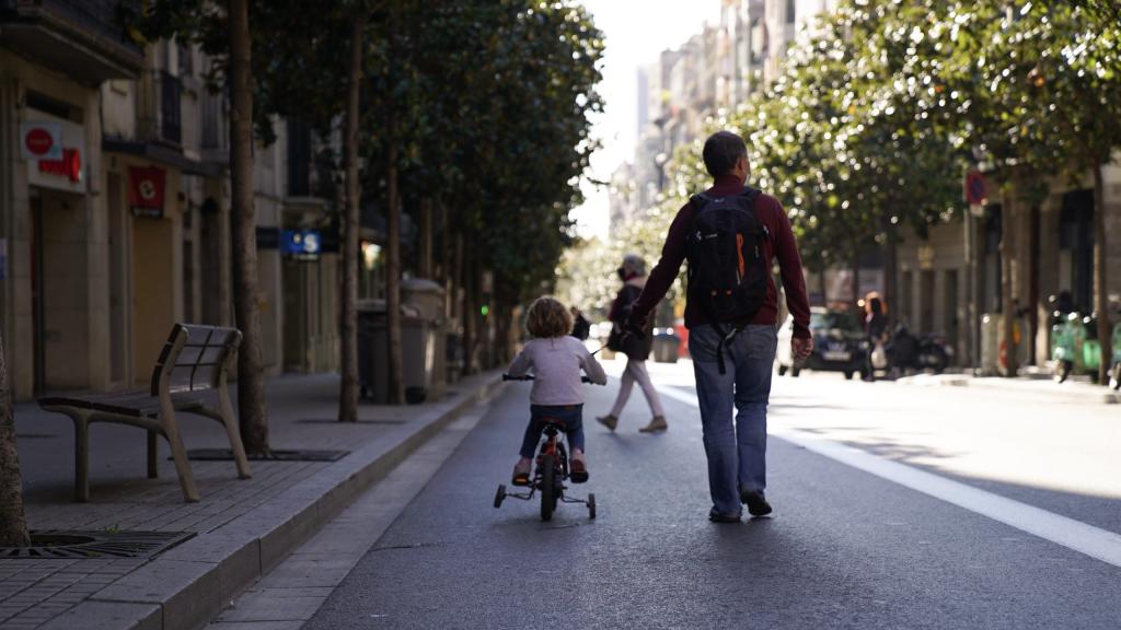 Calle cortada al tráfico por la iniciativa ‘Obrim Carrers’