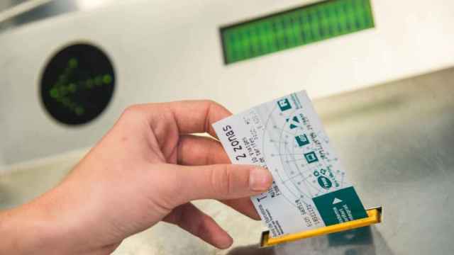 Un usuario del metro de Barcelona validando el billete sencillo en las máquinas