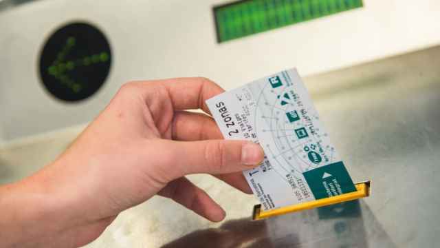 Un usuario del metro de Barcelona validando el billete sencillo en las máquinas