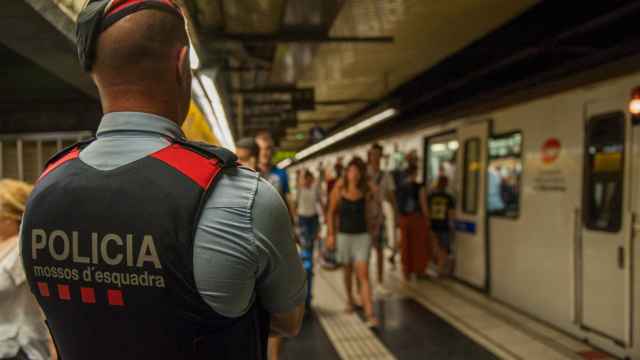 Un agente de los Mossos d'Esquadra en el metro de Barcelona