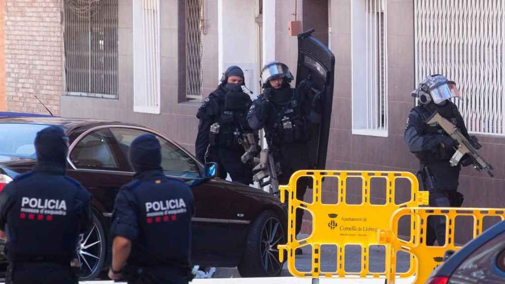 Agentes de los GEI durante una intervención