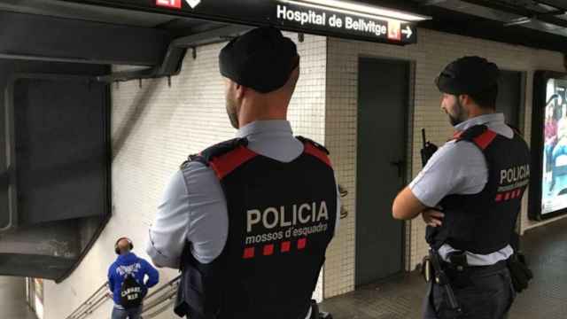 Agentes de los Mossos d'Esquadra en el metro de Barcelona