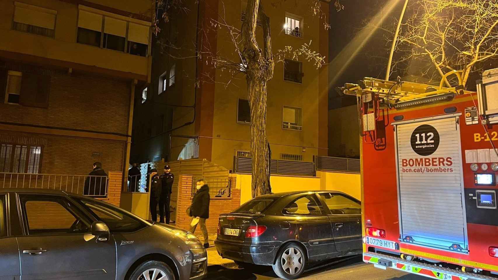 Los Mossos trabajan con los Bombers de Barcelona en el domicilio en el que han encontrado el cuerpo sin vida de un padre y sus dos hijos