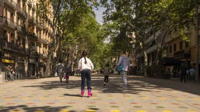 Niña paseando por la ronda de Sant Antoni de Barcelona