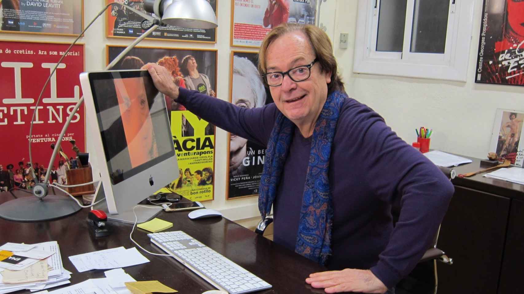 El cineasta barcelonés Ventura Pons en su despacho