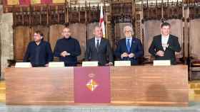 Collboni, representantes sindicales y empresariales firmando el acuerdo para la Taula de Diàleg Social en Barcelona