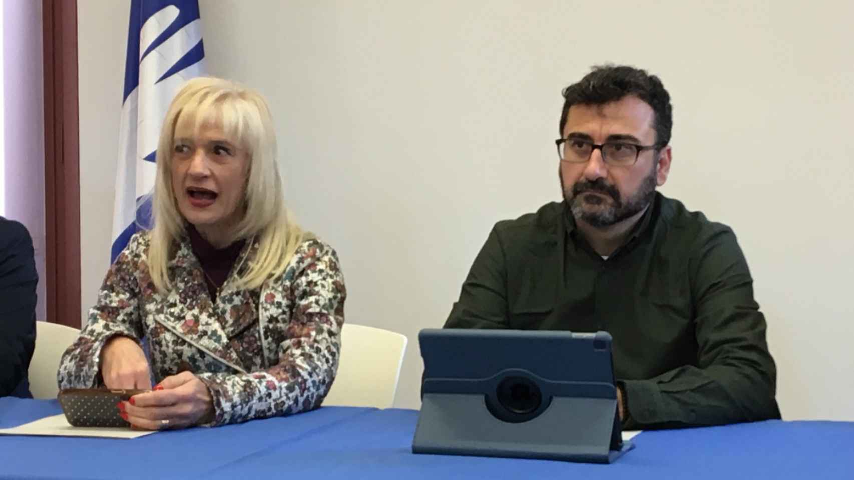 La alcaldesa de Esplugues, Pilar Díaz, junto a Jordi Pérez, regidor de EeCP