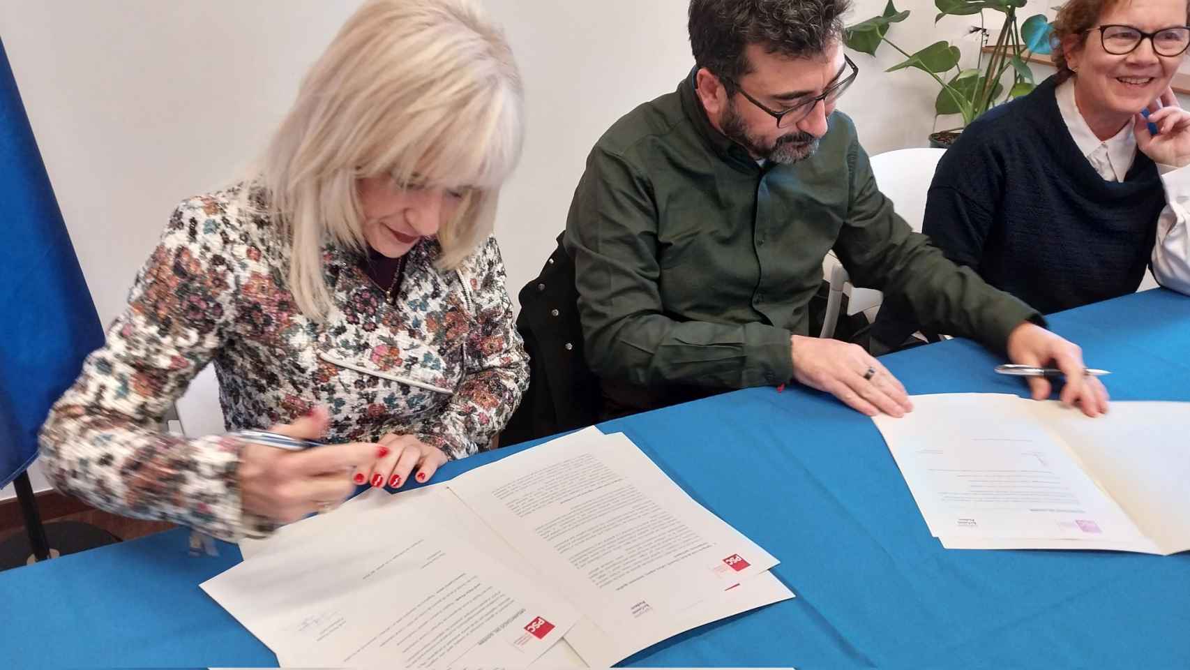 Pilar Díaz (PSC) y Jordi Pérez (EeCP) firman el acuerdo de gobierno