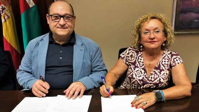 El alcalde socialista de Viladecans, Carles Ruiz, firma un pacto de gobierno con Encarna García, regidora de los comunes