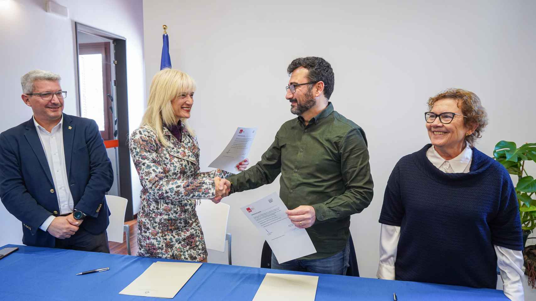 La alcaldesa de Esplugues, Pilar Díaz, junto al líder de los comunes en el municipio, Jordi Pérez, tras firmar un acuerdo de gobierno