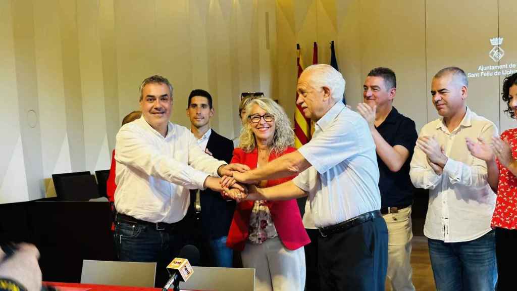 Jaume Manyoses (Tots Som Sant Feliu), Lourdes Borrell (PSC) y Silvestre Gilaberte (Veïns per Sant Feliu) escenifican su pacto de gobierno