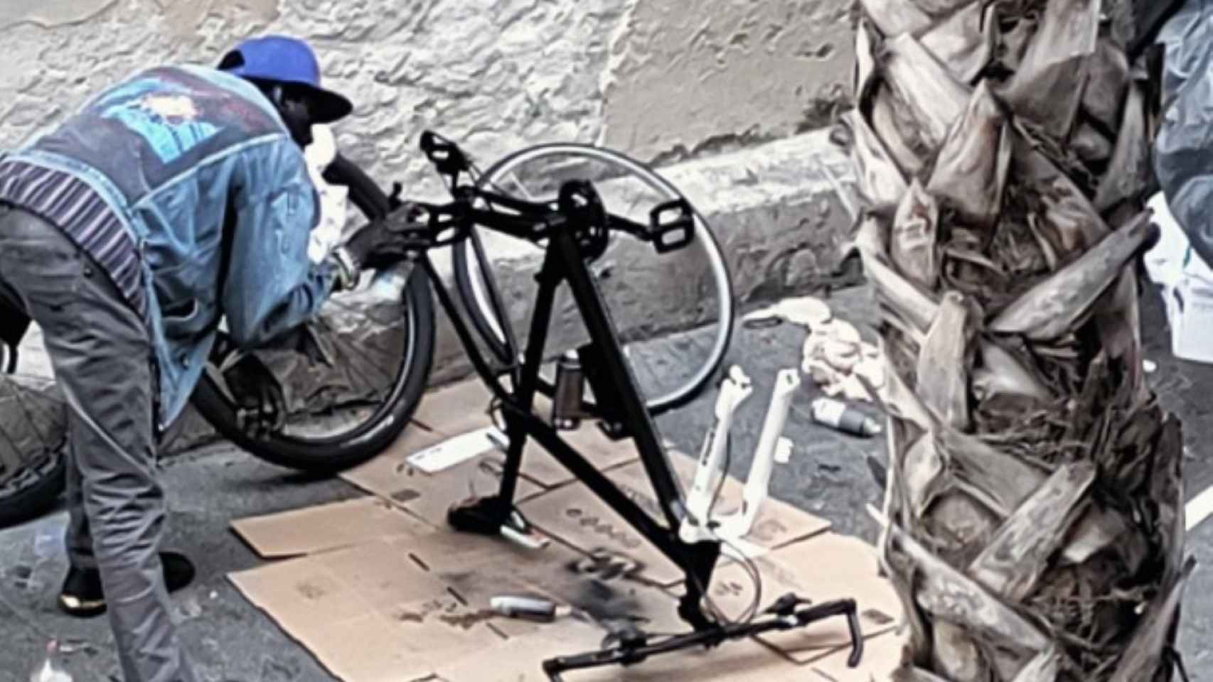 Un hombre pinta una bici robada