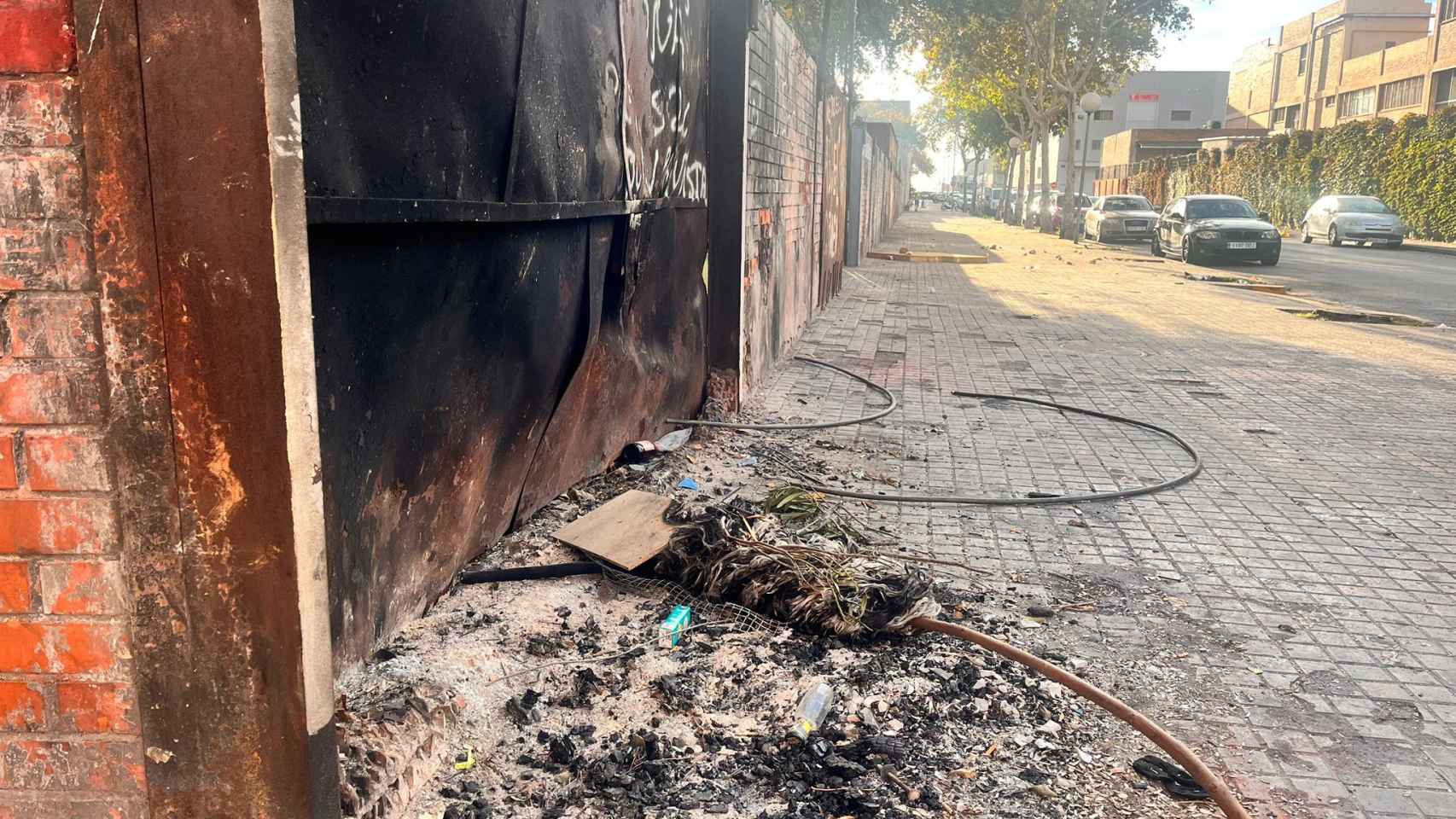 Cables quemados en la calle Tardor del Remei de Badalona