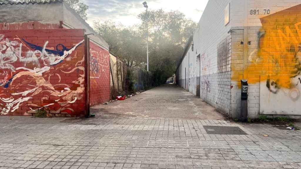 Uno de los accesos al antiguo colegio ocupado de Badalona