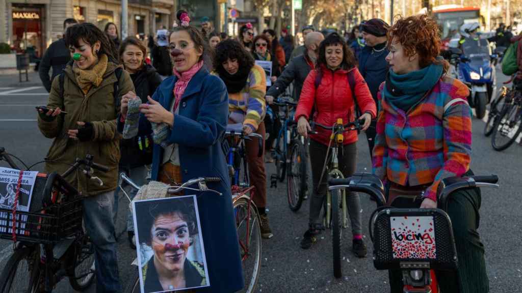 Unas payasas se manifiestan en Barcelona