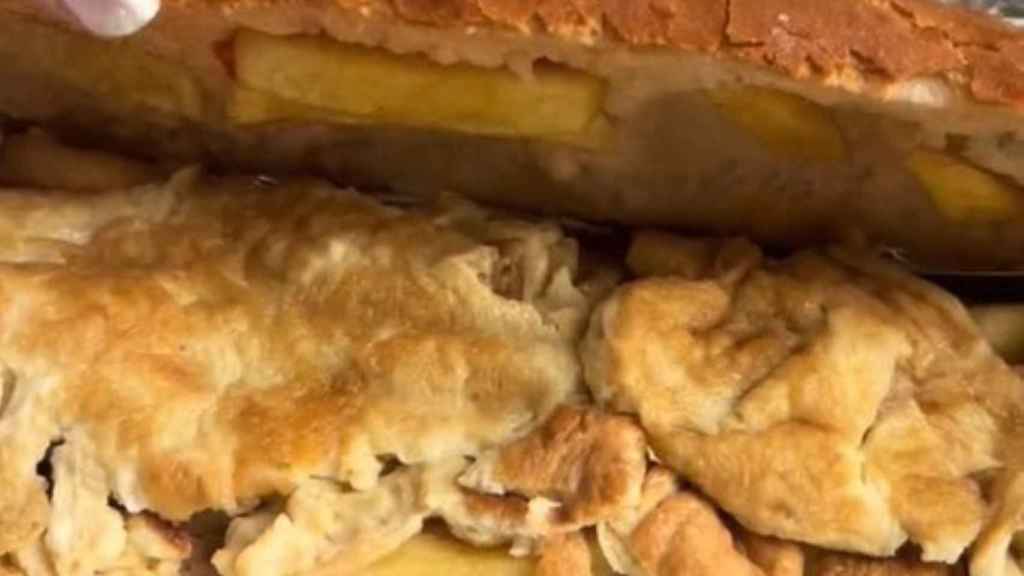 Captura de pantalla del vídeo viral del bocadillo de tortilla de patatas