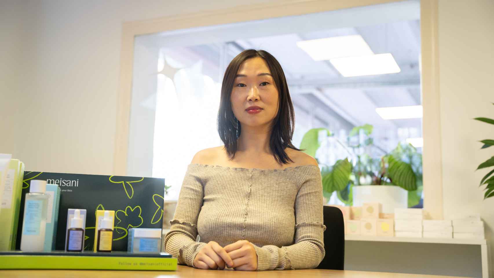 Lilin Yang, CEO de Miin Cosmetics en su oficina de la calle Bruc