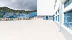 El patio de l'Escola Elisenda de Montcada de Torre Baró que ahora alberga un 'skate park'