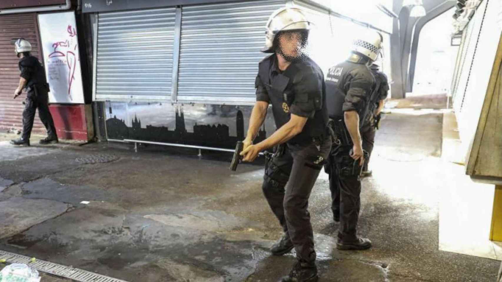 Agentes de la Guardia Urbana con pistolas durante el atentado de Barcelona, en agosto de 2017