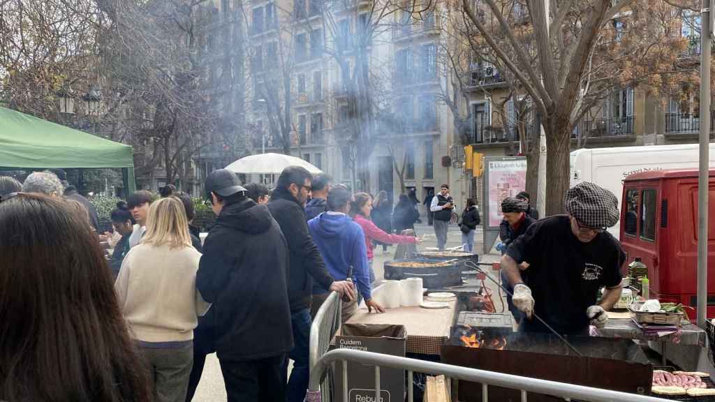 Calçots en la plaza Sagrada Familia