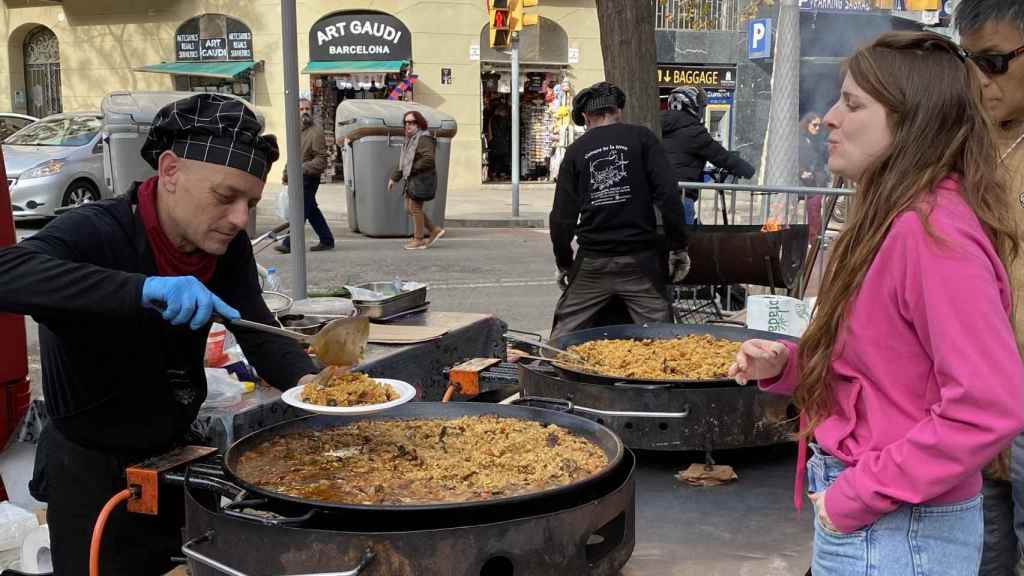 El cocinero sirve un plato de 'paella vegana'