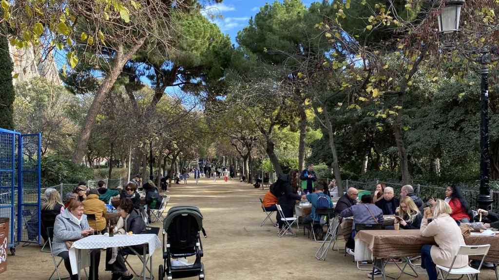 El comedor improvisado para la 'calçotada' popular de Els mercats de pagès frente a la basílica