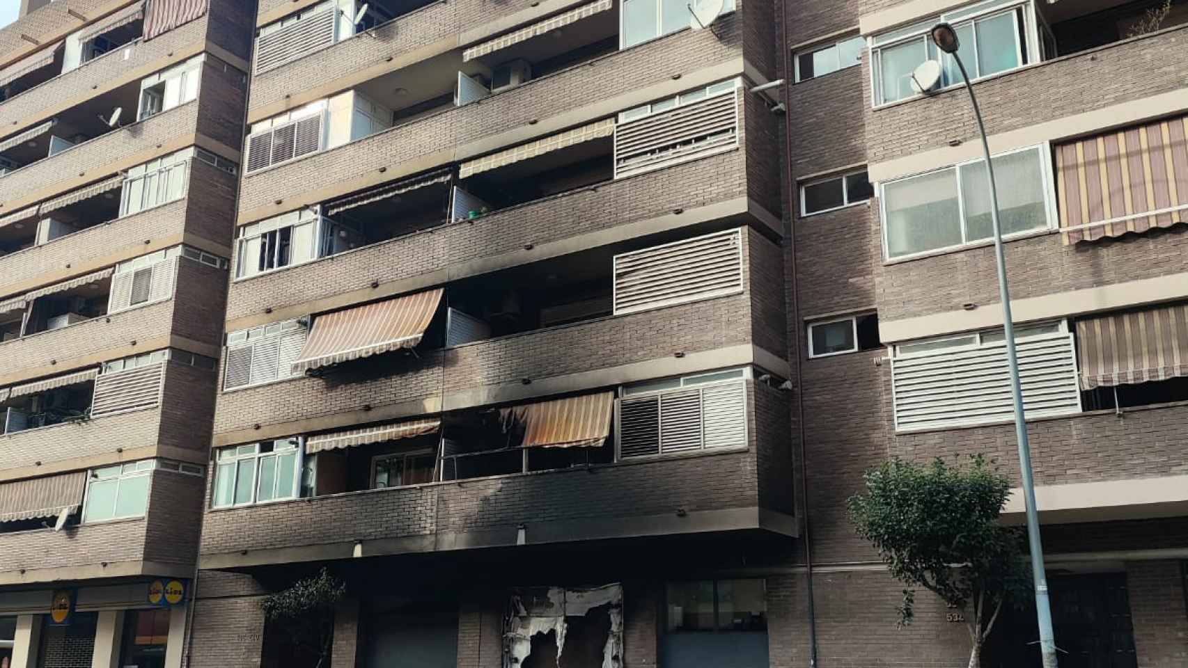 Exterior del edificio afectado por las llamas en la avenida de Alfons XIII en Badalona