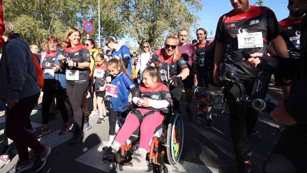 La familia de Abril iniciando la cursa solidaria de los Mossos d'Esquadra en 2023