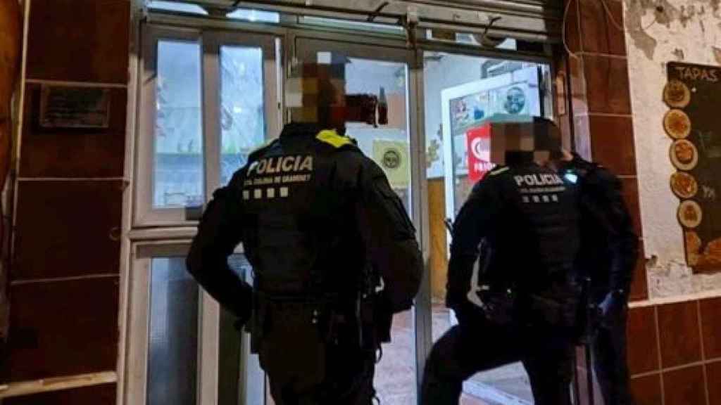 Agentes de la Policía Local de Santa Coloma en el local okupado