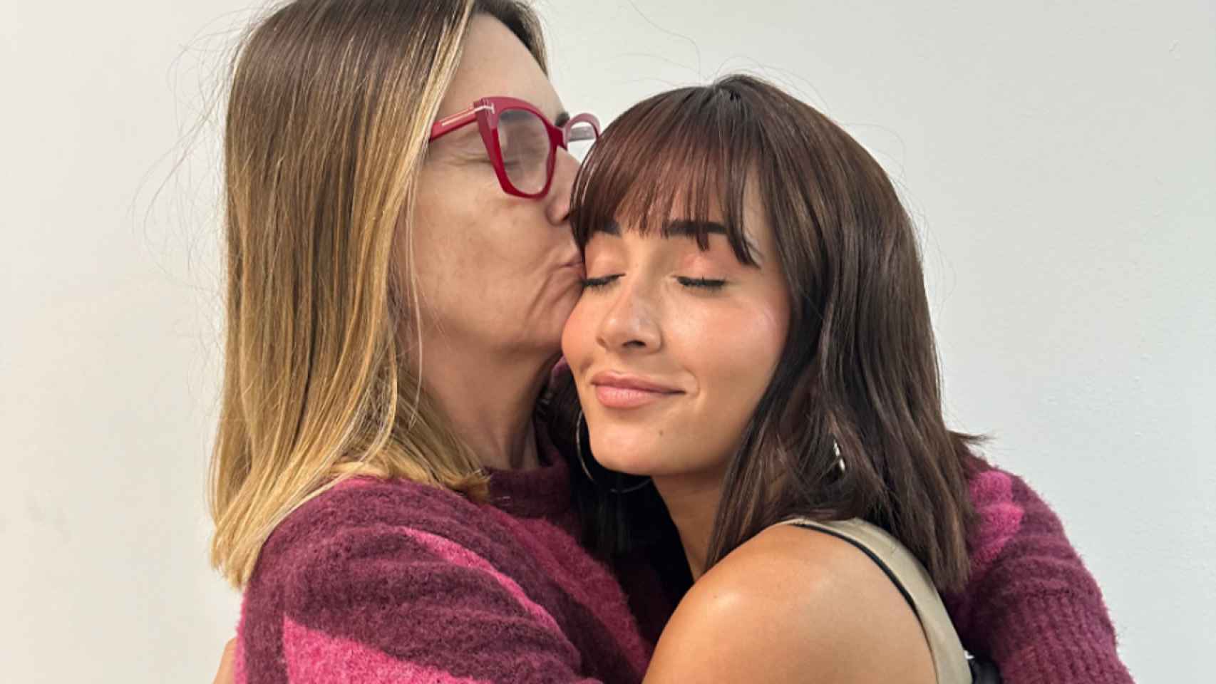 Aitana se abraza cariñosamente con Noemí Galera, directora de la academia