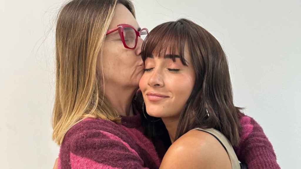 Aitana se abraza cariñosamente con Noemí Galera, directora de la academia