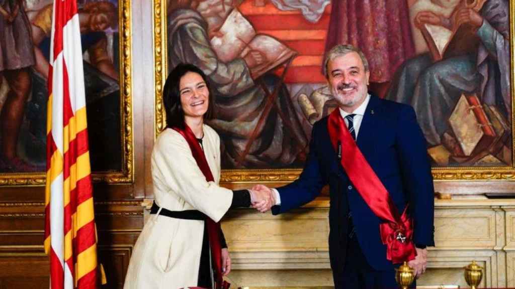 Rosa Suriñach, nueva concejala de ERC, saluda al alcalde, Jaume Collboni, este lunes