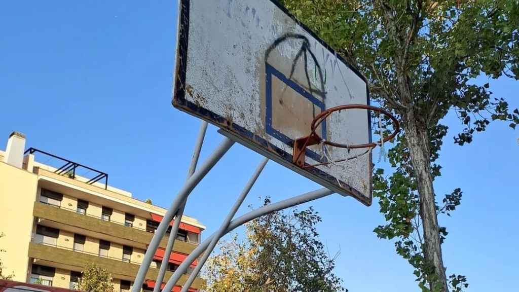 Una de las degradadas canastas de Badalona