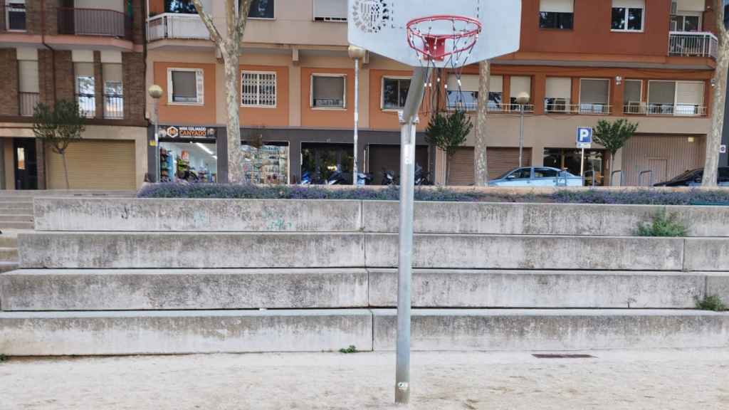 Una canasta del barrio de Canyadó plantada en la arena