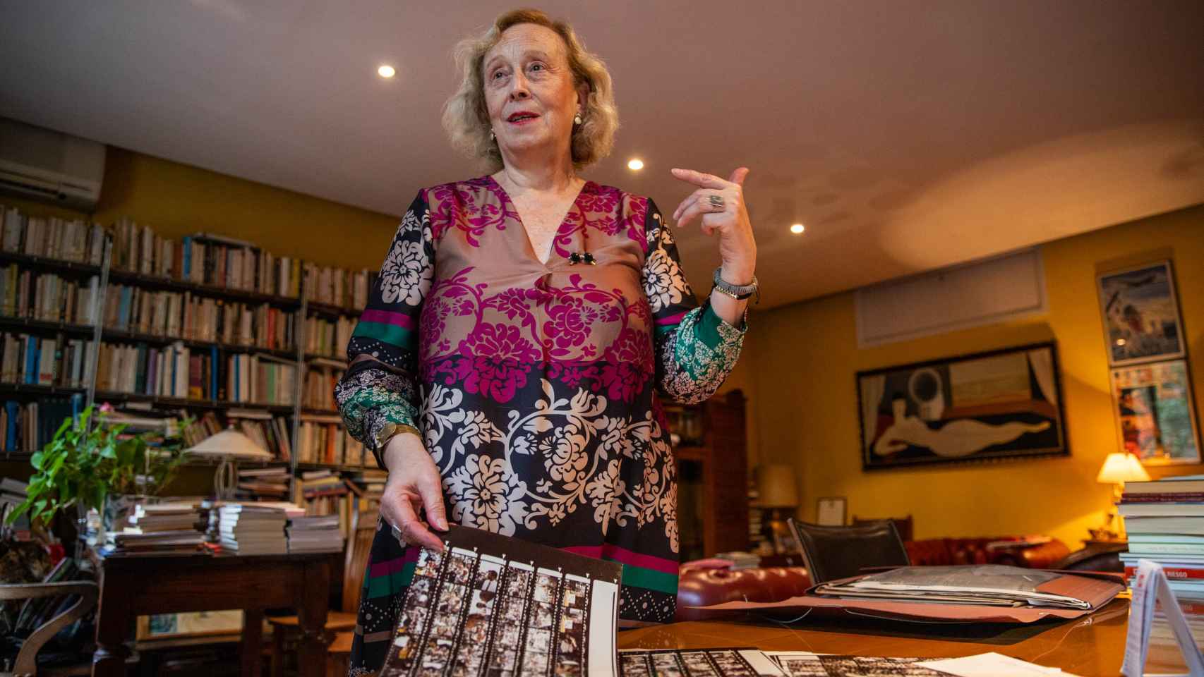 Montse Farré-Miró enseñando fotos viejas de La Rambla