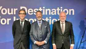 El director general del ISE, Mike Blackman, junto al presidente de Fira de Barcelona, Pau Relat, y el director general de Fira de Barcelona, Constantí Serrallonga