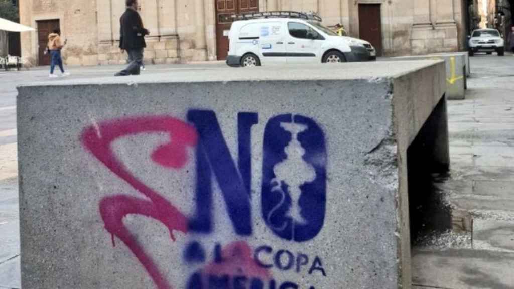 Grafitis en contra de la Copa América de Vela en Barcelona