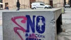 Grafitis en contra de la Copa América de Vela en Barcelona