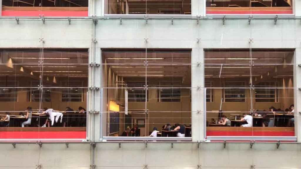 Una biblioteca de la Universitat Pompeu Fabra