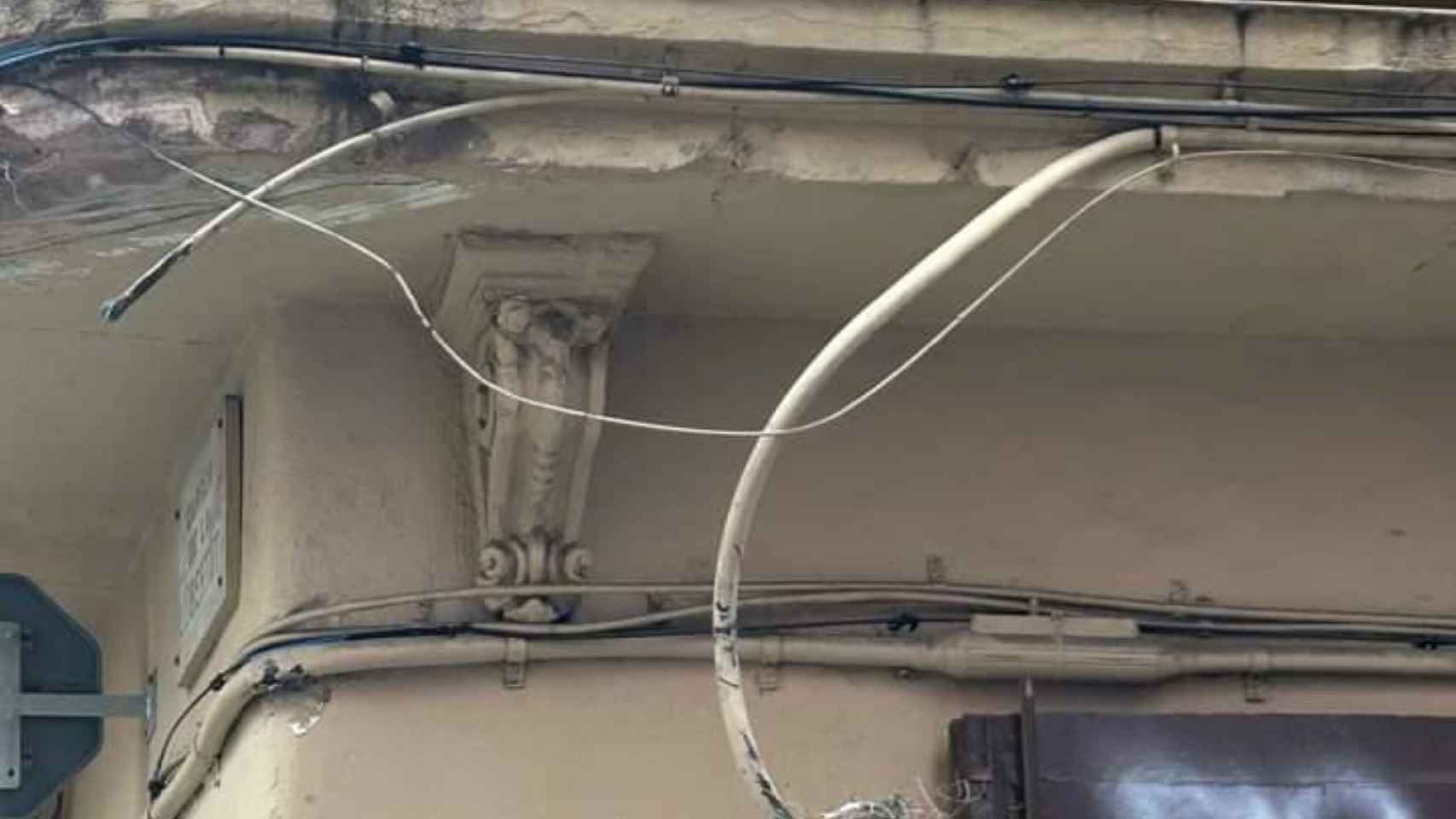 Los cables de los balcones rotos por culpa de los camiones