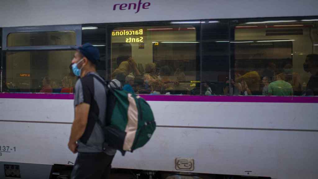 Viajeros en el interior de un tren en uno de los andenes de la estación de Sants