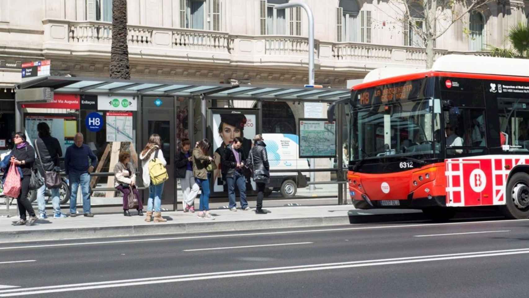 Pasajeros esperan un bus en Barcelona
